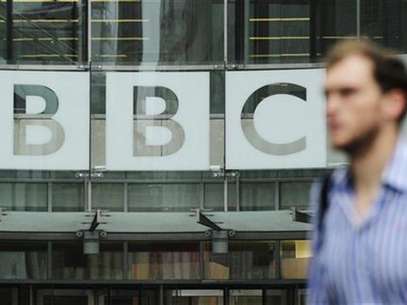 A pedestrian walks past a BBC logo at Broadcasting House in central London October 22, 2012. Foto: Olivia Harris / Reuters