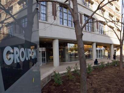 People enter and leave Groupon Inc corporate office and headquarters in Chicago, Illinois, November 4, 2011. Foto: Frank Polich / Reuters