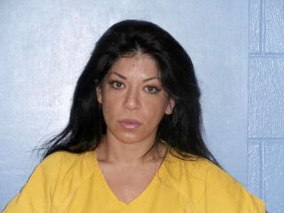 En esta foto policial del 11 de noviembre del 2012, difundida por la oficina del sheriff del condado de Okeechobee, Virginia "Vicky" Terrazas, de la banda de música regional mexicana Los Horóscopos de Durango, tras su arresto en Okeechobee, Florida. Terrazas y su hermana Marisol, también miembro del grupo, fueron arrestadas el 11 de noviembre durante un concierto en el Okeechobee Agri-Civic Center. Virginia Terrazas fue acusada de golpear a un oficial, resistirse al arresto e incitar a la violencia.  Foto: Oficina del sheriff del condado de Okeechobee / AP
