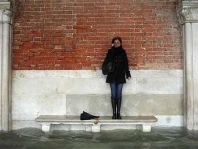 People walk through a flooded street during a period of seasonal high water in Venice November 11, 2012. Foto: Manuel Silvestri / Reuters