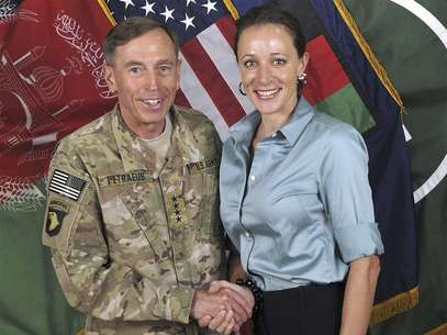 Commander of the International Security Assistance Force/U.S. Forces in Afghanistan General David Petraeus shakes hands with author Paula Broadwell in this ISAF handout photo originally posted July 13, 2011. Foto: ISAF / Reuters