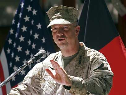 U.S. General John Allen, commander of the North Atlantic Treaty Organization (NATO) forces in Afghanistan, speaks during U.S. Independence Day celebrations in Kabul July 4, 2012. Foto: Mohammad Ismail / Reuters