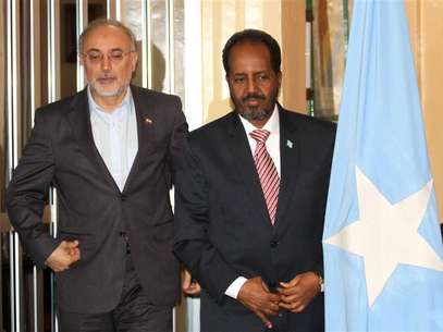 Somalia's President Hassan Sheikh Mohamud (R) and Iranian Foreign Minister Ali Akbar Salehi pose for photographs before addressing a joint news conference in Mogadishu November 14, 2012. Foto: Omar Faruk / Reuters