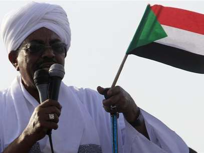Sudan's President Omar Hassan al-Bashir addresses the crowd after arriving at Khartoum Airport September 28, 2012. Foto: Mohamed Nureldin Abdallah / Reuters