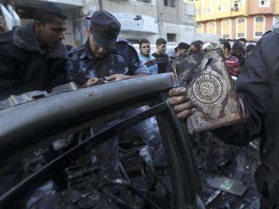 A man holds a copy of Koran after an Israeli air strike on a car of Hamas's military chief in Gaza City November 14, 2012. Foto: Mohammed Salem / Reuters