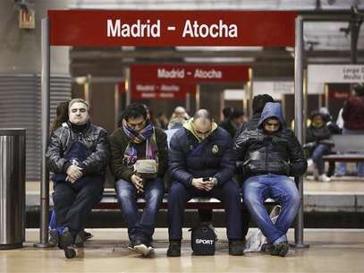 Commuters wait for trains at Atocha rail station during a 24-hour nationwide general strike in Madrid, November 14, 2012. Foto: Paul Hanna / Reuters