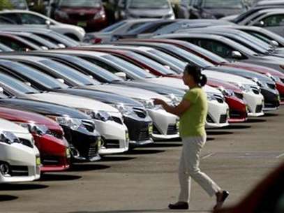 A woman walks by vehicles for sale at a Toyota dealership in Pasadena, California October 10, 2012. Foto: Mario Anzuoni / Reuters