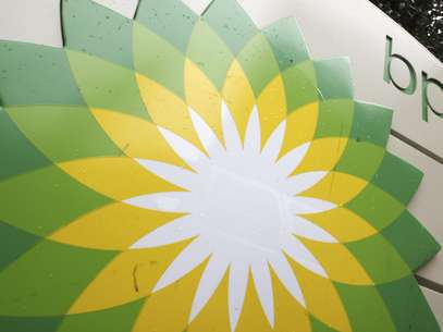                El logotipo de la petrolera británica British Petroleum se ve en una gasolinera en Washington, en octubre de 2007. BP llegó a un acuerdo judicial con agencias de Estados Unidos por el derrame petrolero de hace dos años en el Golfo de México, se anunció el jueves 15 de noviembre de 2012.  (Foto/Charles Dharapak, Archivo)              Foto: AP