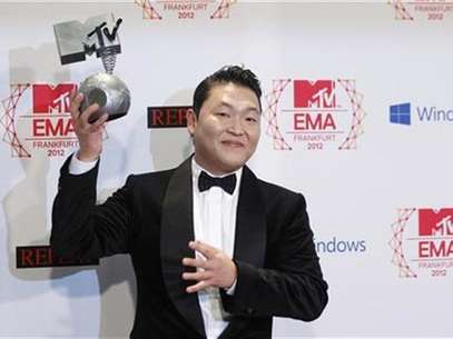 South Korean singer PSY poses with his Best Video award backstage during the MTV European Music Awards 2012 show at the Festhalle in Frankfurt November 11, 2012. Foto: Lisi Niesner / Reuters