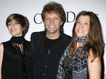 Singer Jon Bon Jovi (C), daughter Stephanie Rose Bon Jovi and wife Dorothea Rose Hurley (R) arrive at the Pre-Grammy Gala presented by the Recording Academy and Clive Davis in Beverly Hills, California on January 30, 2010. Foto: Jason Redmond / Reuters