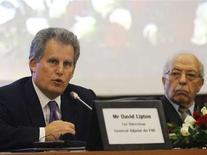 David Lipton (L), first deputy managing director of the International Monetary Fund (IMF), and Governor of the Central Bank of Tunisia Chedly Ayari, attend a news conference in Tunis November 14, 2012. Foto: Anis Mili / Reuters