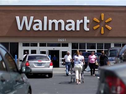 Customers are seen at a Wal-Mart market in Miami, Florida May18, 2010. Foto: Carlos Barria / Reuters