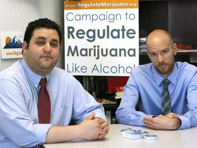 Mason Tvert (L) and Brian Vicente pose in their offices in Denver, Colorado, May 25, 2012. The two are the leaders of a campaign calling for the legalization of an ounce of marijuana, and creating a legal framework so the drug's sale could be regulated and taxed by the state as alcohol is today. Foto: Rick Wilking / Reuters