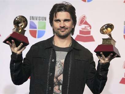 Juanes poses backstage with the awards for best long form music video and album of the year for "MTV Unplugged" during the 13th Latin Grammy Awards in Las Vegas, Nevada, November 15, 2012. Foto: Steve Marcus / Reuters