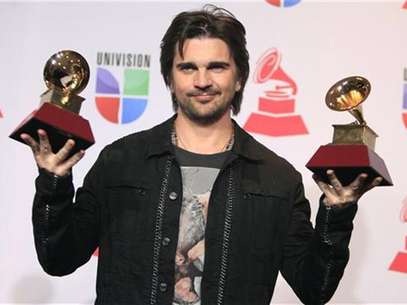El roquero colombiano Juanes posa con sus galardones al Mejor Video y al Mejor Album del año durante la entrega de los premios Grammy Latinos en Las Vegas, nov 15 2012. El roquero colombiano Juanes y el dúo de pop mexicano Jesse & Joy se llevaron a casa los principales Grammy Latinos el jueves en Las Vegas en una noche en la que lo contemporáneo se impuso ante lo tradicional. Foto: Steve Marcus / Reuters