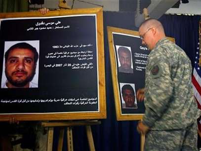 A U.S. solider shows a picture of Ali Mussa Daqduq (L) during a news conference at the heavily fortified Green Zone area in Baghdad July 2, 2007. Foto: Wathiq Khuzaie / Reuters