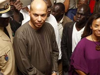 Karim Wade (2nd L) and Sindiely Wade (R), children of Senegal's former President Abdoulaye Wade, prepare to vote during presidential elections in the capital Dakar February 26, 2012. Foto: Youssef Boudlal / Reuters