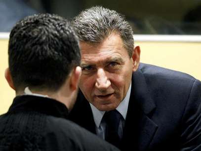 Ante Gotovina (L), who was commander in the Split district of the Croatian army, and Mladen Markac (R), a former Croatian police commander, enter the courtroom of the Yugoslav war crimes tribunal (ICTY) for their appeal judgement in The Hague November 16, 2012. Foto: Bas Czerwinski / Reuters