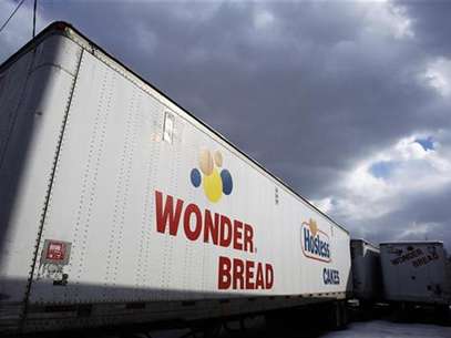 A Wonder Bread delivery truck trailer is seen parked outside the bakery plant in New York January 21, 2011. Foto: Shannon Stapleton / Reuters