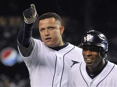 Detroit Tigers' Miguel Cabrera (L) and Austin Jackson celebrate Cabrera's two run home run.  Foto: Mike Cassese / Reuters