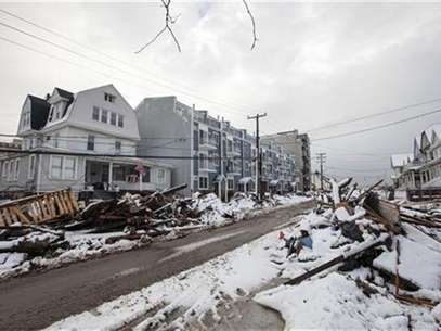 Snow left by a nor'easter, also known as a northeaster storm, covers piles of debris piled up outside of peoples homes due to the flooding from hurricane Sandy in the Queens borough neighborhood of Rockaway Beach, New York, November 8, 2012. Foto: Lucas Jackson / Reuters