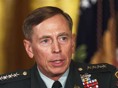 Then U.S. Army Gen. David Petraeus talks at an event in the East Room of the White House in this April 28, 2011 file photo during U.S. President Barack Obama's announcement that then CIA Director Leon Panetta would be nominated as Secretary of Defense. Foto: Larry Downing / Reuters