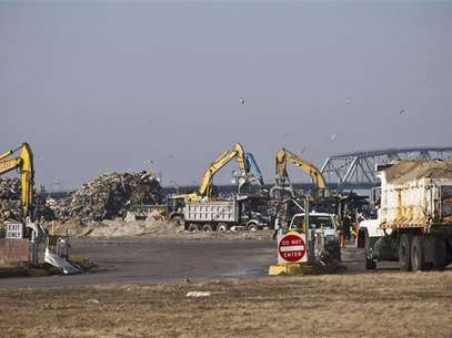 Garbage trucks wait to enter the parking lot at Jacob Riis Park, which has been converted temporarily into a landfill to accommodate all the debris and garbage created by Hurricane Sandy, in the Neponsit neighborhood of Queens, New York in this November 11, 2012 file photo.The temporary garbage dump at Jacob Riis Park in Queens is one of several sites around the city. Foto: Andrew Burton / Reuters