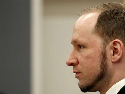 Norwegian mass killer Anders Behring Breivik reacts as he returns after a break to the court room, in Oslo Courthouse August 24, 2012. Foto: Stoyan Nenov / Reuters