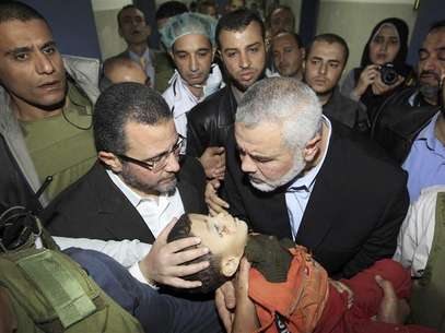 Senior Hamas leader Ismail Haniyeh (C) and Egypt's Prime Minister Hisham Kandil (2nd L) touch the body of a Palestinian boy during a visit to a hospital in Gaza City November 16, 2012. Foto: Mahmud Hams / Reuters