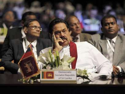 Sri Lanka's President Mahinda Rajapaksa attends the World Energy Forum during the first day of the programme at the Dubai World Trade Centre in this October 22, 2012 file photo. From foreign hotel towers sprouting on Colombo's seafront to the new motorbikes and mobile phones buzzing in war-ravaged Jaffna, at first glance, Sri Lanka seems to be living up to its claim as Asia's latest frontier market. But private businesses are not investing enough, threatening the boom that has swept the island since the end of a long ethnic conflict, while President Mahinda Rajapaksa and his family are tightening their grip on the economy and institutions with what critics see as an unusually personalised system of government. Foto: Jumana El Heloueh / Reuters