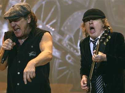AC/DC lead vocalist Brian Johnson (L) and Angus Young performs at the O2 Millennium Dome stadium in London April 14, 2009. Foto: Luke MacGregor / Reuters
