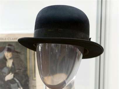 Charlie Chaplin's signature bowler hat from numerous productions such as "The Tramp" is pictured at a preview of actress Debbie Reynolds' Hollywood costume and prop collection in Beverly Hills June 6, 2011. Foto: Fred Prouser / Reuters