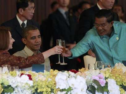 U.S. President Barack Obama watches on as Cambodia's Prime Minister Hun Sen toasts with Australian Prime Minister Julia Gillard at an East Asia Summit dinner in Phnom Penh, November 19, 2012. Foto: Jason Reed / Reuters