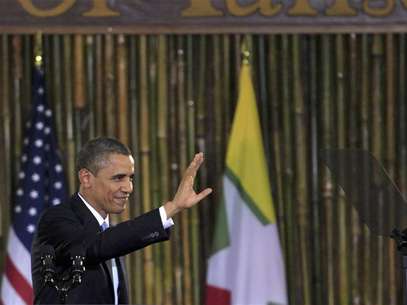 U.S. President Barack Obama waves after giving a speech at the University of Yangon November 19, 2012. Foto: Minzayar / Reuters