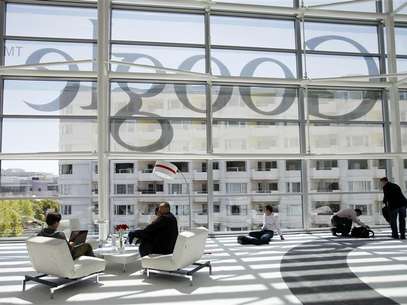 Attendees sits in front of a Google logo during Google I/O Conference at Moscone Center in San Francisco, California June 28, 2012. Foto: Stephen Lam / Reuters