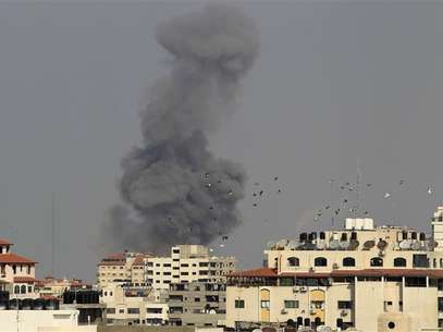 Smoke rises after an Israeli air strike in Gaza City November 19, 2012. Israel bombed dozens of suspected guerrilla sites in the Hamas-ruled Gaza Strip on Monday and Palestinian rocket fire from the enclave dropped off as international efforts to broker a truce intensified. Foto: Suhaib Salem / Reuters