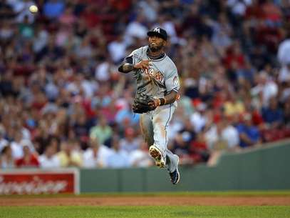 Miami Marlins shortstop Jose Reyes throws out Boston Red Sox Dustin Pedroia at first base in the third inning of their MLB interleague baseball game at Fenway Park in Boston, Massachusetts June 21, 2012. Foto: Brian Snyder / Reuters