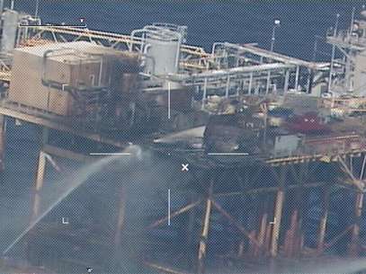 Commercial vessels spray water to extinguish a platform fire on board an offshore oil platform operated by Houston-based Black Elk Energy Offshore Operations LLC. 20 miles offshore of Grand Isle, Louisiana in the Gulf of Mexico November 16, 2012 in this handout photo released by the U.S. Coast Guard. Foto: U / Reuters