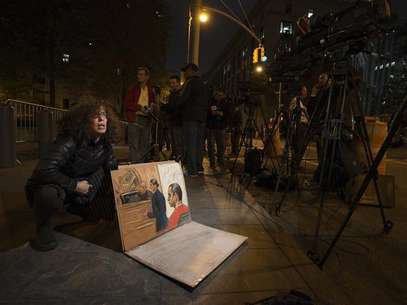 Sketch artist Jane Rosenberg shows reporters her drawing of Gilberto Valle III, 28, when he pleaded not guilty to criminal charges in the U.S. District Court in Manhattan, in New York October 25, 2012. Foto: Keith Bedford / Reuters