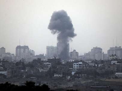 Una columna de humo sobre la zona central de la Franja de Gaza posterior a un ataque israelí, visto desde la frontera, el lunes 19 de noviembre de 2012.   Foto: Lefteris Pitarakis / AP