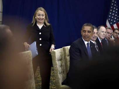 U.S. Secretary of State Hillary Clinton reacts as she arrives last for a meeting between President Barack Obama and Japan's Prime Minister Yoshihiko Noda at the East Asia Summit in Phnom Penh, November 20, 2012. Foto: Jason Reed / Reuters