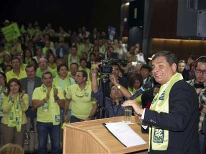 Ecuador's President Rafael Correa (R) addresses supporters as he registers his candidature for the presidential elections at the Supreme Electoral Court in Quito November 12, 2012. Foto: Guillermo Granja / Reuters