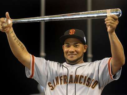 National League All-Star Melky Cabrera of the San Francisco Giants holds the MVP trophy after the National defeated the American League in Major League Baseball's All-Star Game in Kansas City, Missouri July 10, 2012. Foto: Jeff Haynes / Reuters