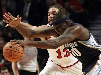 Memphis Grizzlies' Zach Randolph (front) and Chicago Bulls' Joakim Noah chase down the ball during the first quarter of their NBA pre-season basketball game in Chicago, Illinois October 9, 2012. Foto: Jim Young / Reuters