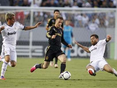 Los Angeles Galaxy's David Beckham (C) chases the ball between Real Madrid's Fabio Coentrao (L) and Xabi Alonso (R) during the first half of their World Football Challenge international friendly soccer match in Carson, California August 2, 2012. Foto: Danny Moloshok / Reuters