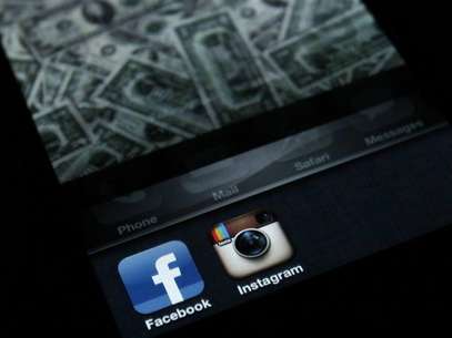 A photo illustration shows the applications Facebook and Instagram on the screen of an iPhone in Zagreb April 9, 2012. Foto: Antonio Bronic / Reuters