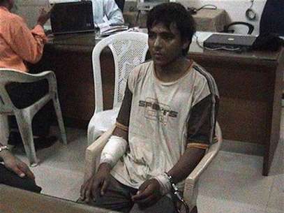 Mohammed Ajmal Kasab, the lone surviving member of the 10-man group which attacked several Mumbai landmarks, is seen at an undisclosed location under police custody in this undated video grab shown by CNN IBN Television channel since February 3, 2009. Foto: CNN IBN / Reuters