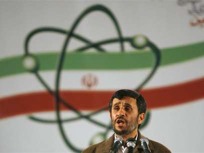 Iran's President Mahmoud Ahmadinejad speaks during a ceremony at the Natanz nuclear enrichment facility, 350 km (217 miles) south of Tehran, April 9, 2007. Foto: Caren Firouz / Reuters