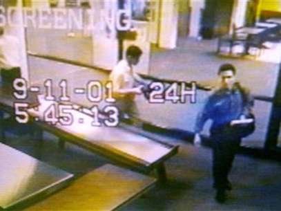 Two men identified by authorities as suspected hijackers Mohammed Atta (R) and Abdulaziz Alomari (C) pass through airport security September 11, 2001 at Portland International Jetport in Maine in an image from airport surveillance tape released September 19, 2001. Foto: PORTLAND POLICE DEPARTMENT-Handout HS / Reuters