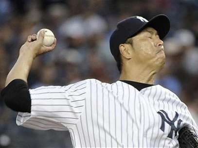 New York Yankees starting pitcher Hiroki Kuroda throws a pitch to the Boston Red Sox in the first inning of their MLB American League game at Yankee Stadium in New York July 29, 2012. Foto: Ray Stubblebine / Reuters
